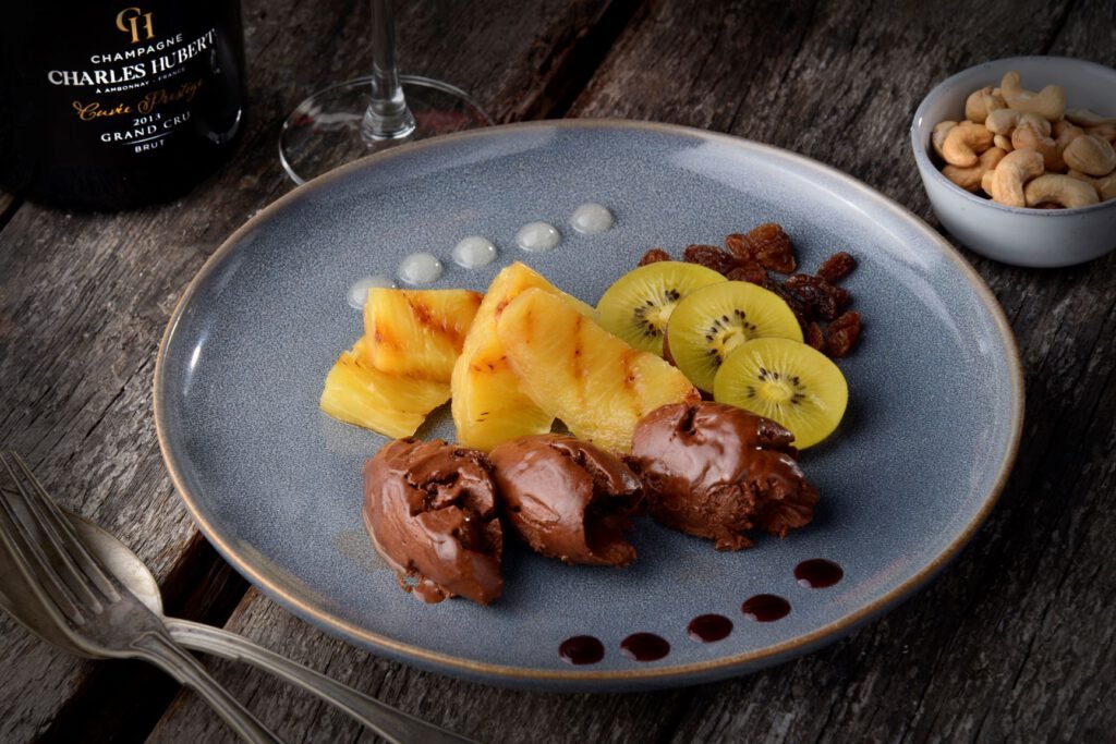 Gegrilde ananas met bramensaus en chocolade mouse